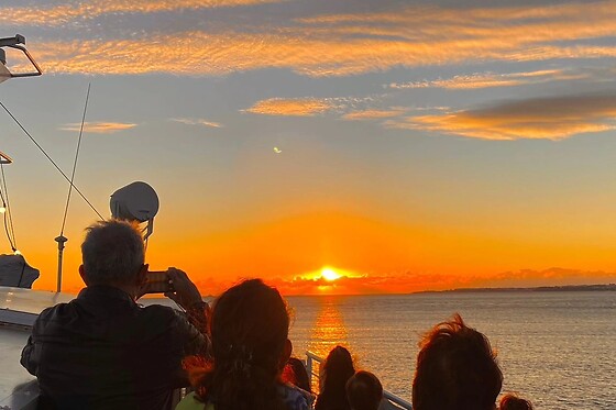 Passeio de barco ao pôr do sol no Rio Tejo + Mimo gastronómico para 2 | Veltagus - Lisboa