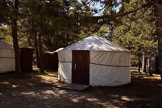Uma noite em Yurt com pequeno almoço para 2 em Vale do Rossim Eco Resort em Gouveia (Guarda)