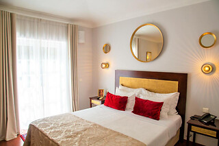 Uma noite com pequeno-almoço para 2 no Hotel Senhora das Rainhas em Óbidos (Leiria)