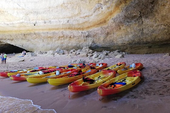 Aluguer de kayak para 1 adulto e 1 criança em Benagil Kayak em Lagoa (Faro)