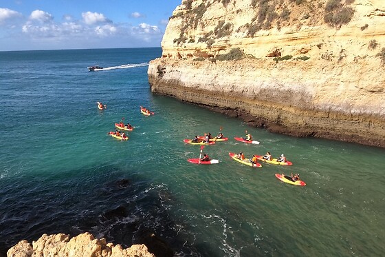 Aluguer de kayak para 1 adulto e 1 criança em Benagil Kayak em Lagoa (Faro)