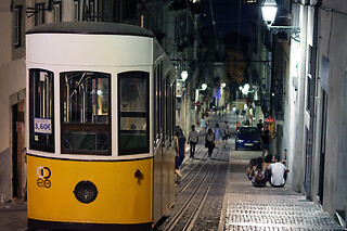 Tour com Guia +  Fado ao Vivo + Petisco Tradicional para 2 | Lisboa Antiga, Saldanha (Lisboa)