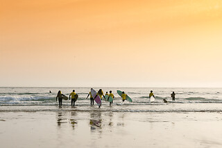 Estadia com pequeno-almoço + Aula de Surf para 2 na Costa da Caparica | Villa Caparica Hostel