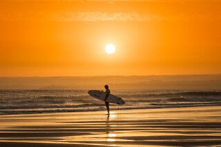 Estadia com pequeno-almoço + Aula de Surf para 2 na Costa da Caparica | Villa Caparica Hostel