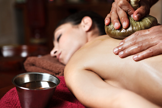 Massagem relaxante e massagem com ervas para 1 by Sukke Thai Massage em São Sebastião da Pedreira (Lisboa)