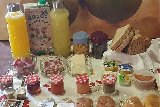 Uma Noite em Quarto Duplo c/ Pequeno-Almoço + Cabaz Regional para 2 | Casa da Marquinhas, Lama de Ouriço (Vila Real)