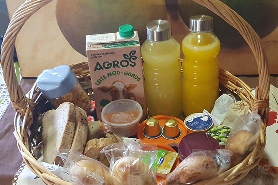 Uma Noite em Quarto Duplo c/ Pequeno-Almoço + Cabaz Regional para 2 | Casa da Marquinhas, Lama de Ouriço (Vila Real)