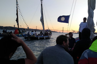 Passeio em barco tradicional à vela pelo Rio Tejo para até 12 pessoas em Tejoconvida (Lisboa)