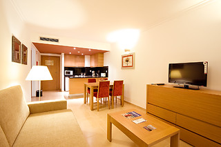 Uma noite em quarto duplo/twin com pequeno-almoço para 2 em Monte Gordo Hotel Apartamentos & Spa**** em Vila Real de Santo António (Faro)