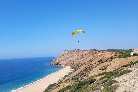 Voo de Parapente para 2 com a Gin Gliders Azores na Praia da Gralha (Leiria)