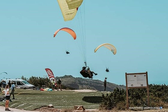 Voo de Parapente para 2 com a Gin Gliders Azores na Praia da Gralha (Leiria)