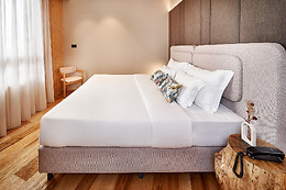 The Log Porto Hotel