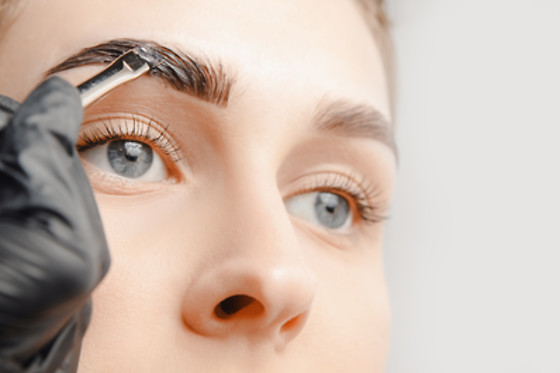 Design de sobrancelhas com Henna para 1 no La Belle - Beleza e Estética na Póvoa de Varzim (Porto)