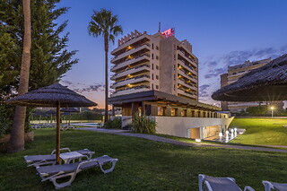1 ou 2 noites com pequeno-almoço para 2 na praia do Vau | Interpass Vau Hotel - Portimão