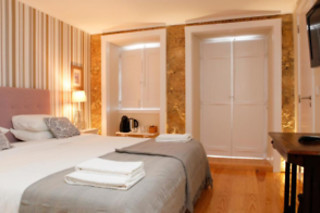Uma noite em quarto duplo/twin com pequeno-almoço para 2 by Flores Guest House em Mem Martins (Lisboa)