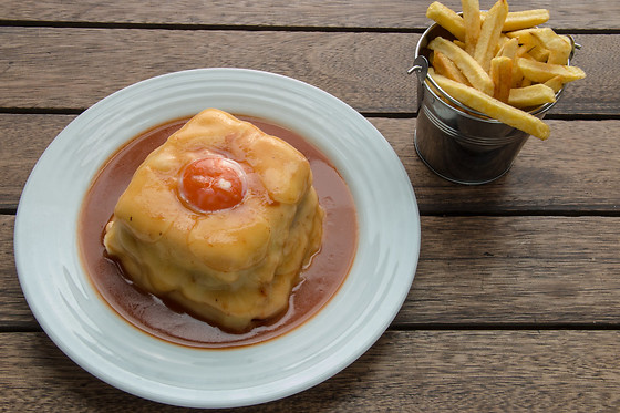 Almoço ou jantar para 2 em Santa Francesinha (Porto)
