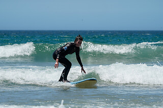 Uma aula de surf em grupo para 1 em West Locals Surf School (Setúbal)