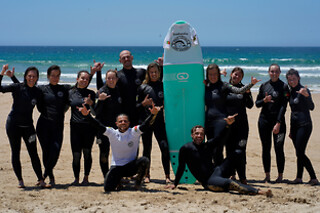 Uma aula de surf em grupo para 1 em West Locals Surf School (Setúbal)