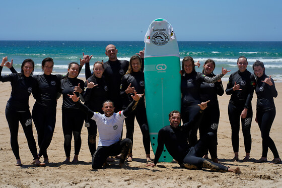 Uma aula de surf em grupo para 1 em West Locals Surf School (Setúbal)