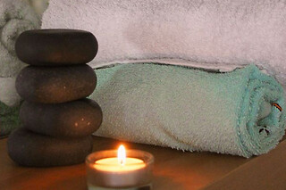 Massagem de pedras quentes para 1 no centro de massagens Cátia Santos - Massagens Terapêuticas na Venda da Gaita (Santarém)