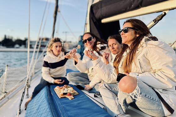 Cruzeiro para grupo até 10 pessoas com a Salty Planet Charter I Sailing Tours Lisboa nos Olivais (Lisboa)