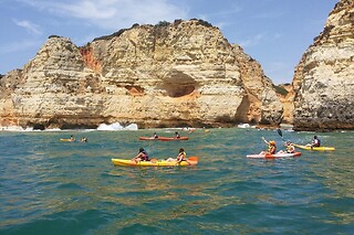 Passeio de caiaque da Praia da Marinha à Gruta de Benagil | 2 Adultos - 2h | RM Tours - Lagoa