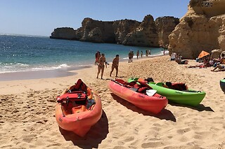 Passeio de caiaque da Praia da Marinha à Gruta de Benagil | 2 Adultos - 2h | RM Tours - Lagoa