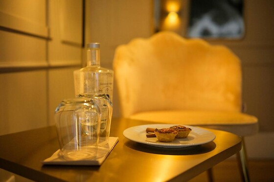1 noite com pequeno-almoço para 2 num hotel literário | Azores Book Hotel, Açores