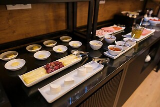 1 noite com pequeno-almoço para 2 num hotel literário | Azores Book Hotel, Açores